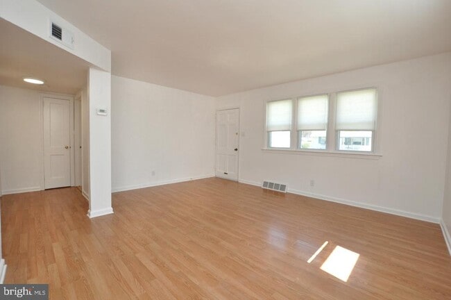 Building Photo - 432 N Coles Ave