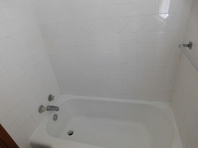 Building Photo - Nice 2-bedroom, 1-bathroom home located in...