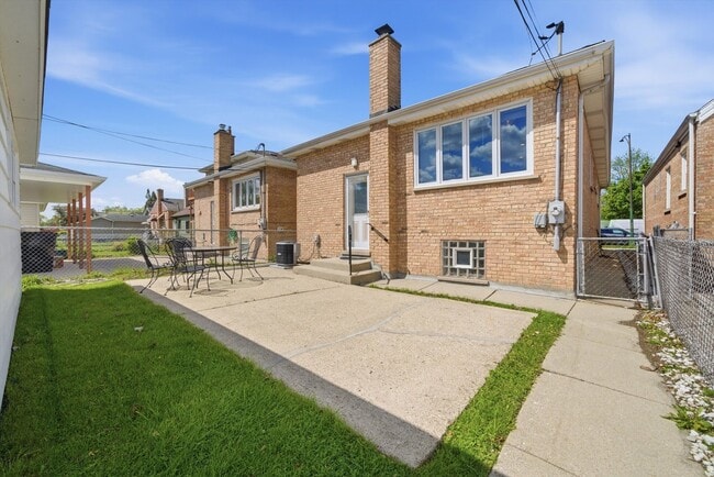 Building Photo - 3919 N Cumberland Ave