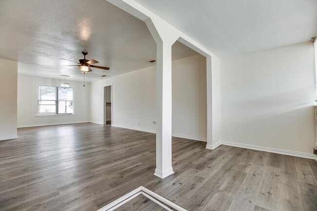 Building Photo - Very nice 3 bedroom home in Santa Rita AVAILABLE NOW!