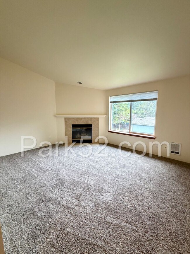 Building Photo - $250 Off First Full Month's Rent! Puyallup Area 2 Bedroom 2nd Floor Apartment