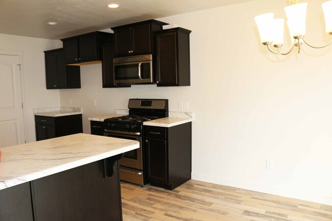 Building Photo - 99 Ashgrove Ln