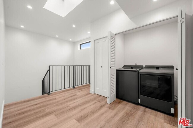 Building Photo - 1920 S Sherbourne Dr