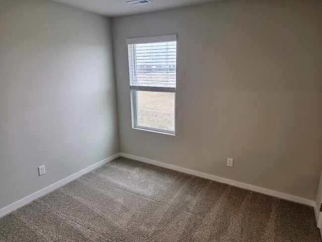 Building Photo - 655 NW Williamsburg Ln