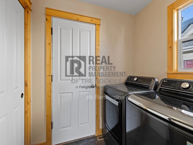 Building Photo - 8924 Smoke Signal Way