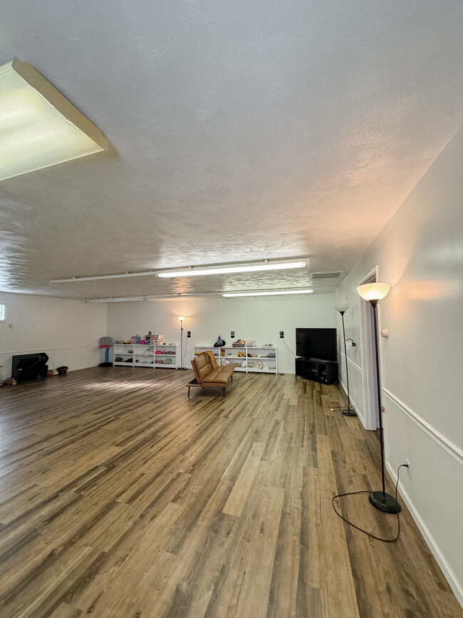 Building Photo - 203 E Poplar St