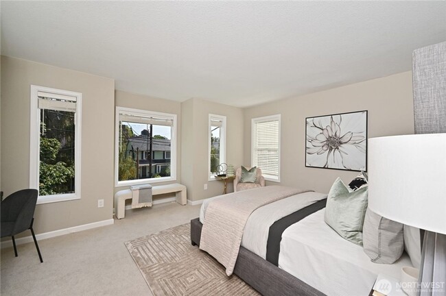 Building Photo - Queen Anne 3 Bedroom plus den with views