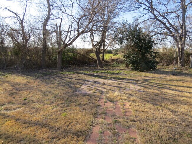 Building Photo - "Spacious Comfort Awaits: 3-Bedroom, 2-Bathroom Duplex Gem in Gatesville, TX!"