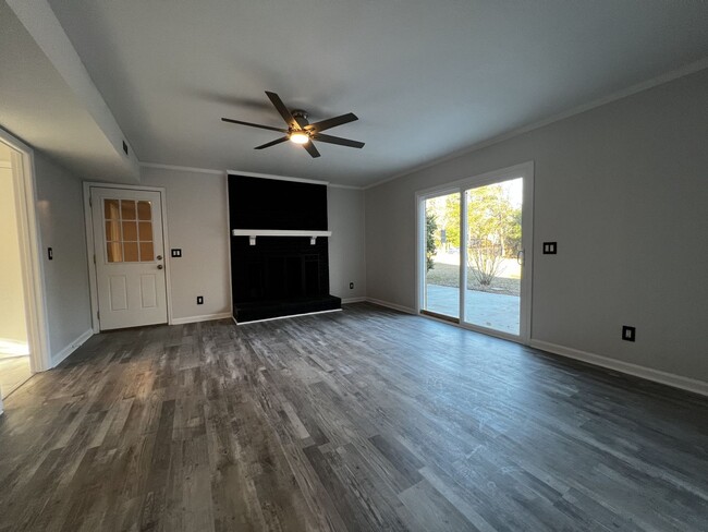 Building Photo - Fully Remodeled 3 Bedroom / 2.5 Bathroom i...