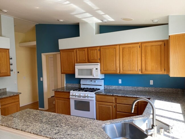 Building Photo - UNIQUE RAMBLER with views in Dockside at Kitsap Lake!