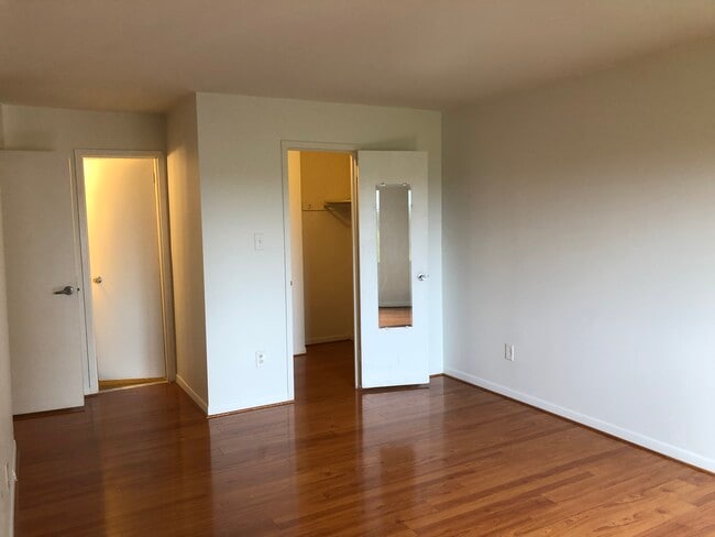 Master BR with walk-in closet - 3101 S Manchester St