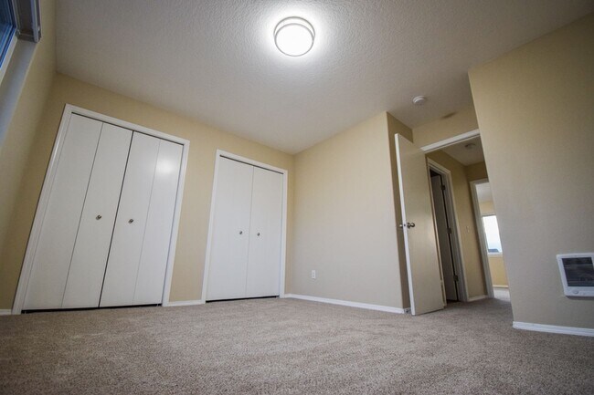 Building Photo - Newly Updated 2 Bedroom 1.5 Bath Townhouse...