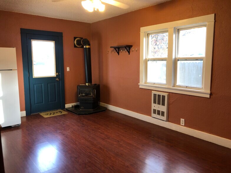 Building Photo - 535 SE Side St