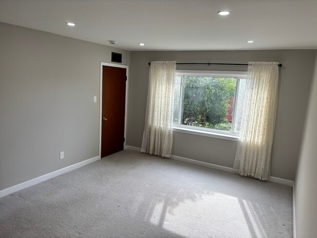 Building Photo - 6742 Snowdon Ave