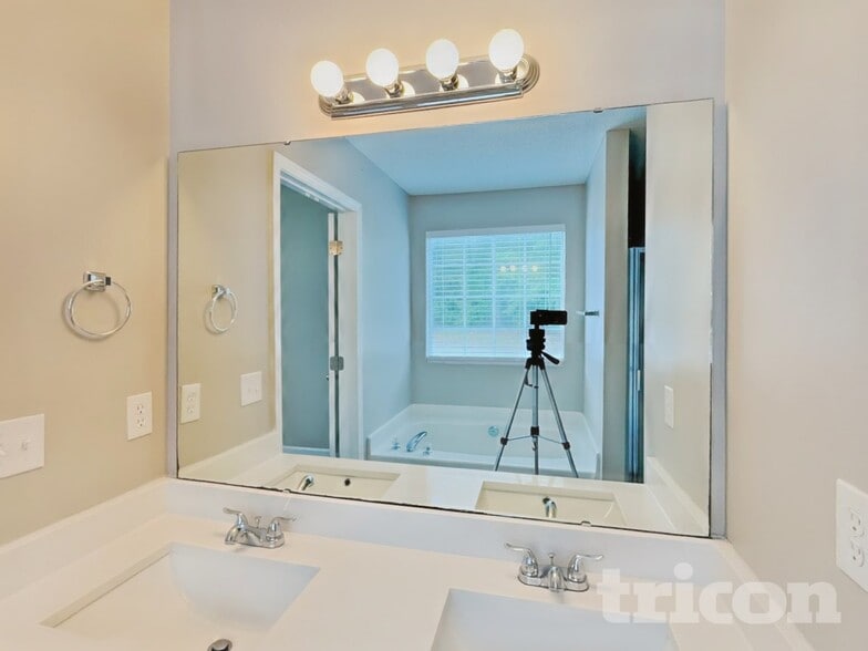 Building Photo - 3120 Riverbrooke Dr