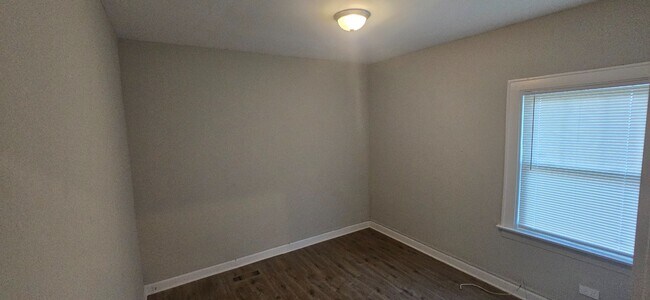 Building Photo - Charming 3-Bedroom Home with Driveway & Ba...