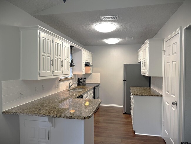 Building Photo - 5903 Hollytree Dr