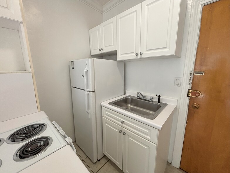 Building Photo - 1247 Beacon St