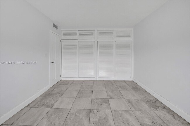 Building Photo - 5050 Bayview Dr