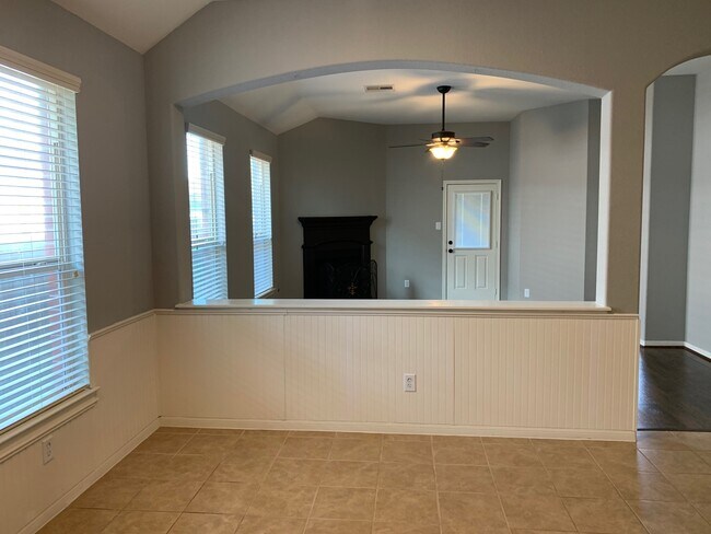 Building Photo - 18827 Cove Pointe Dr