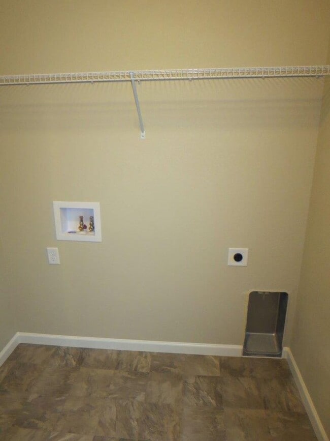 Building Photo - Available Now! 3 Bedroom 2.5 Bathroom Town...