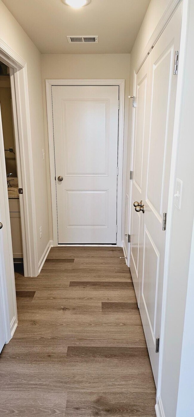 Building Photo - 2550 Hopton Ln