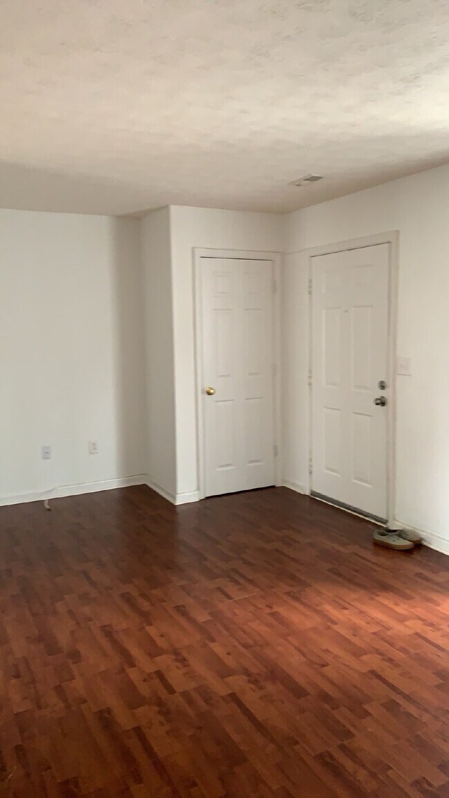 Building Photo - Spacious End Unit Townhome - 3 Bedrooms & ...
