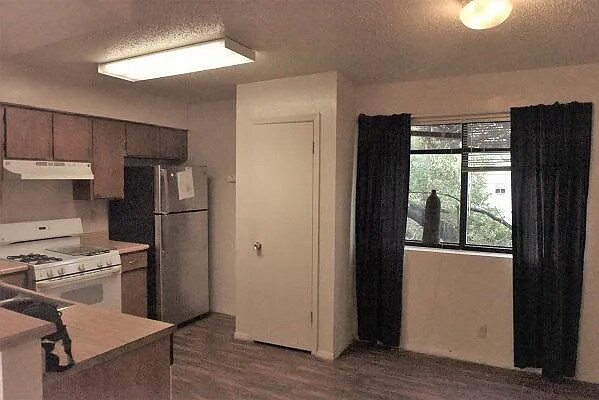 Building Photo - 402 Hedgewood Dr
