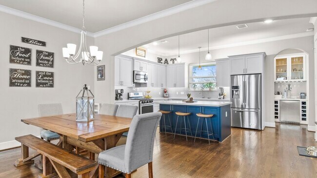 Building Photo - 833 Wakefield Dr