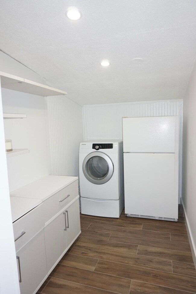 Building Photo - 403 Pinegrove Ave