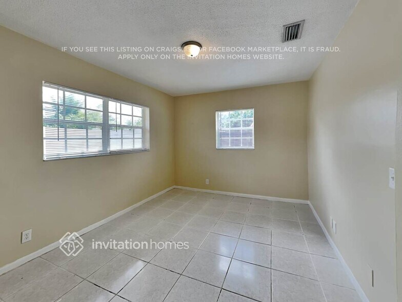Building Photo - 7512 NW 40th Pl