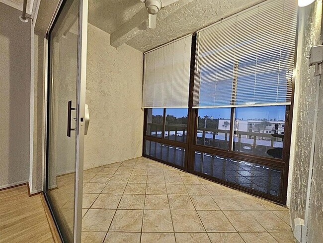 Building Photo - 11485 Oakhurst Rd