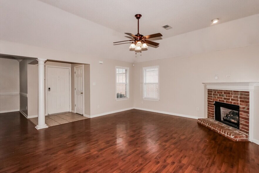 Building Photo - 10255 Green Moss Dr S