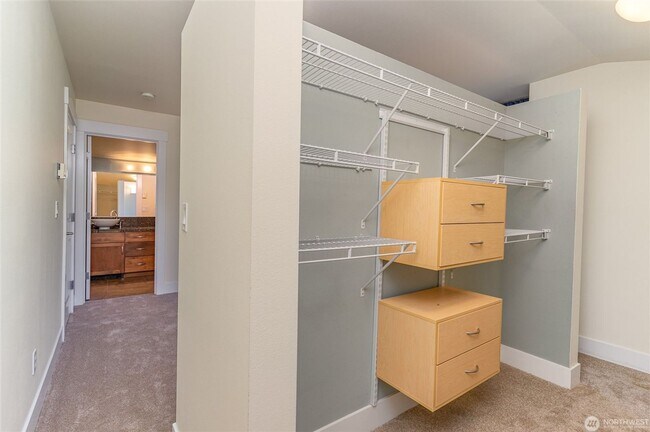 Building Photo - 2Bd/2.5Ba Issaquah Home