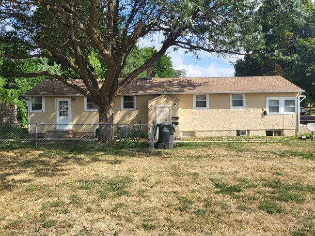 Building Photo - 2425 S Norton Ave