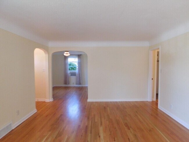 Building Photo - 3Bd/1Ba Two Story House w/ Basement - Avai...