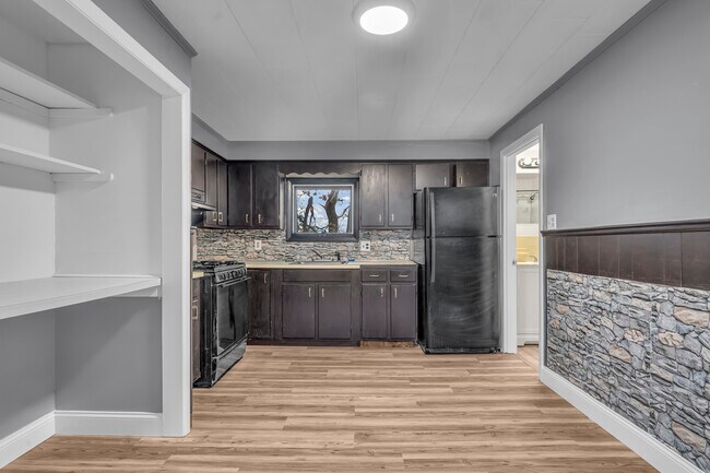 Building Photo - 13 Pacific St