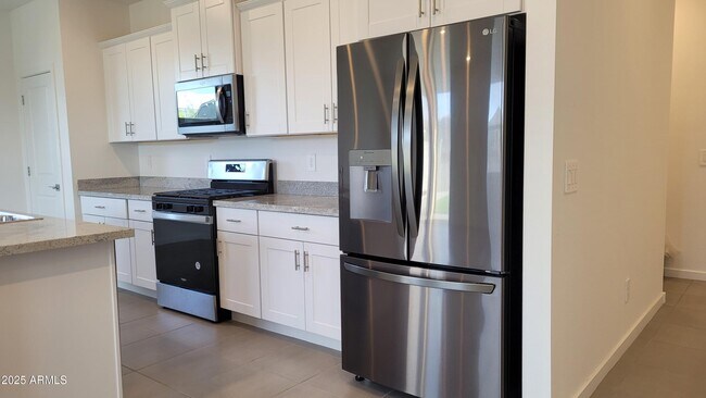 Building Photo - 15998 W Smoketree Dr