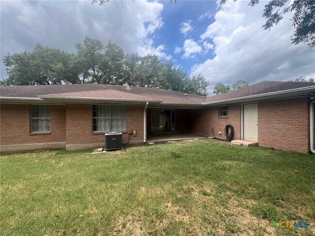 Building Photo - 943 S Pecan Ave
