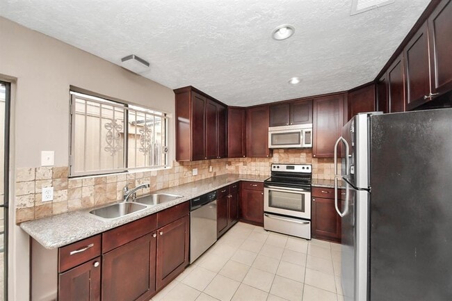 Building Photo - 3009 Beecave Dr