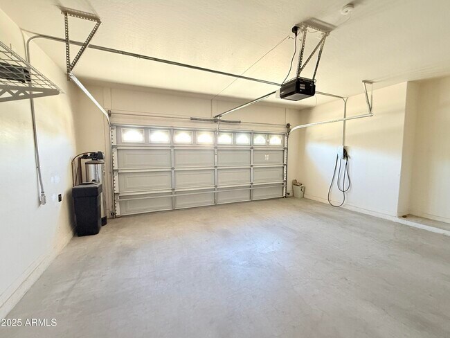 Building Photo - 931 E Canyon Way