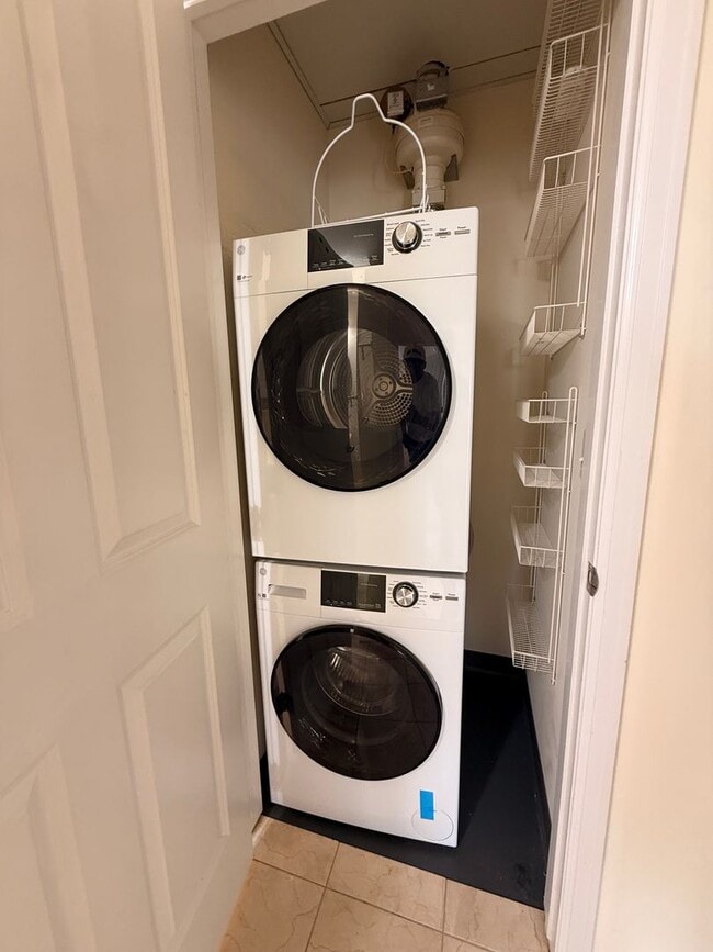 Building Photo - Elevated Urban Living & Comfort in the Heart of Denver