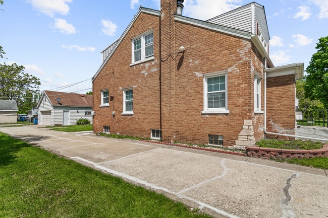 Building Photo - 14336 Harrison Ave