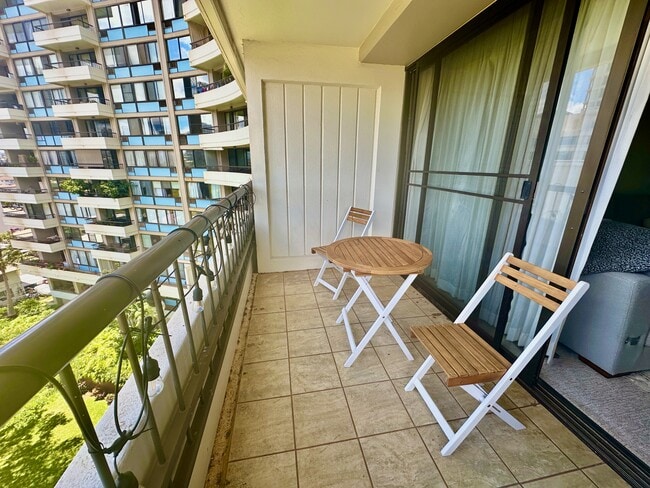 Building Photo - 2333 Kapiolani Blvd
