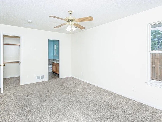 Building Photo - 3804 Larkspur Ct
