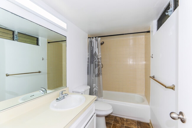 Building Photo - 350 Aoloa St