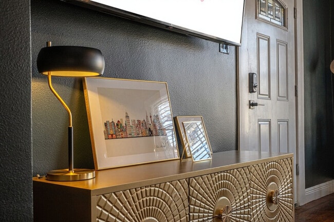 Building Photo - 309 King William St