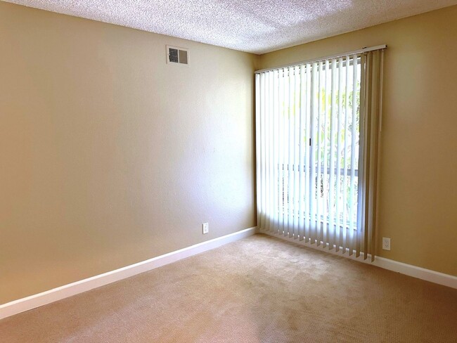 Building Photo - Spacious and Well Maintained 4 Bedroom Hom...