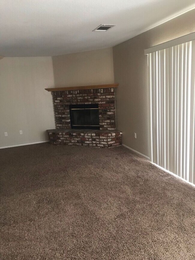 Building Photo - 4 BEDROOM HOME WITH VIEWS, NEAR WAALEW IN SYCAMORE ROCKS AREA OF APPLE VALLEY.