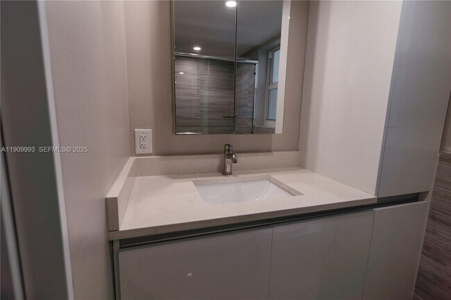 Building Photo - 4017 N Cypress Dr